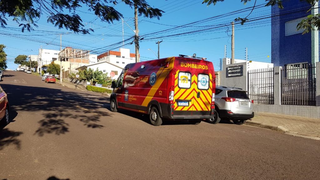 Carro atinge ciclista na Rua Souza Naves