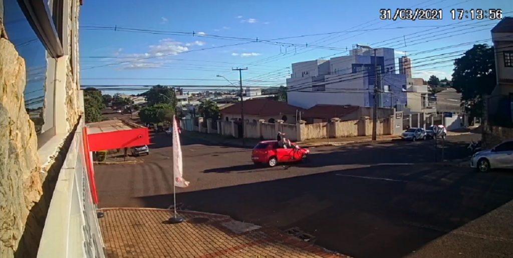Vídeo mostra o momento em que ciclista atinge a lateral de carro na Região Central