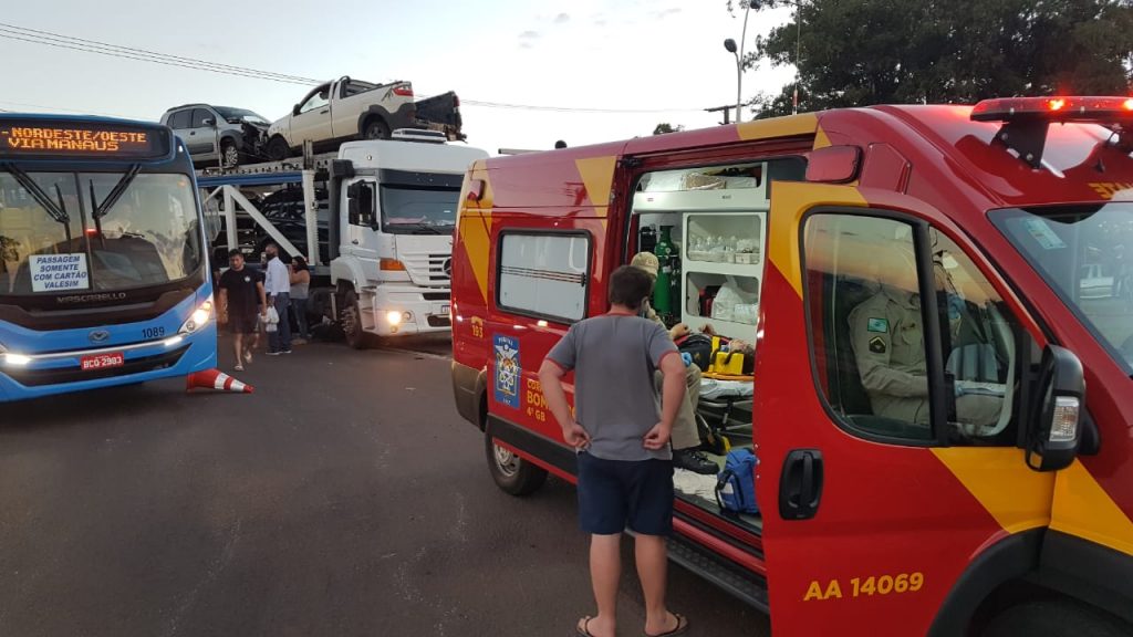 Moto para embaixo de carreta em acidente na Avenida Barão do Rio Branco, em Cascavel