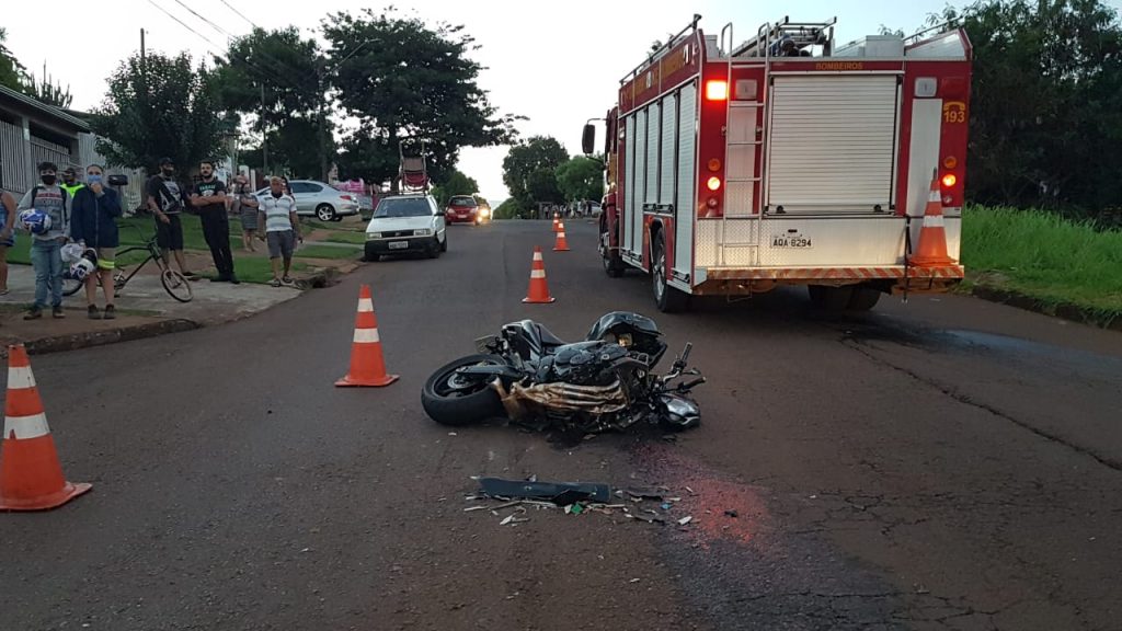 Hornet tem a frente destruída em forte colisão no Bairro Brasmadeira; Motociclista ficou em estado grave