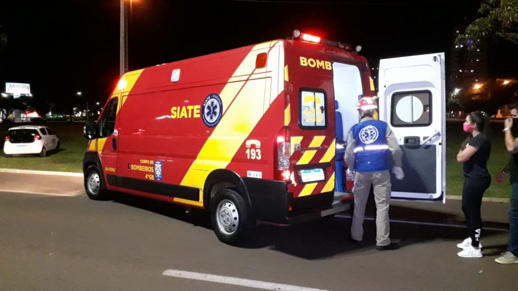 Siate socorre adolescente vítima de atropelamento por carro na Avenida Brasil, ao lado da Praça da Bíblia
