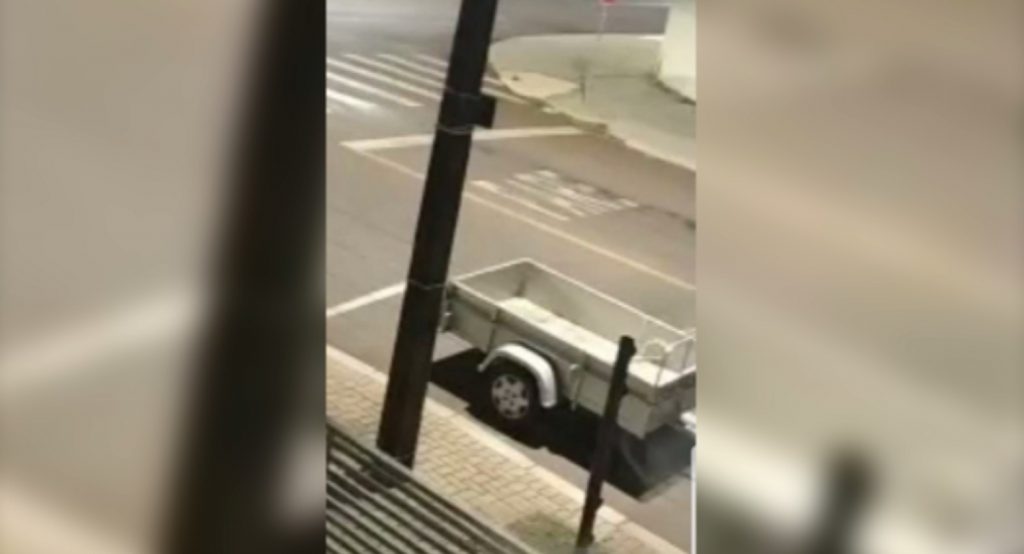 Carretinha cinza com placa AUW-1296 foi furtada no Bairro Tropical
