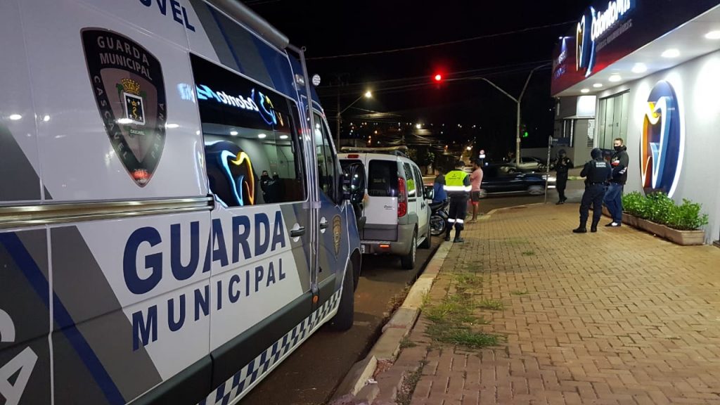 Equipes da Transitar e da Guarda Municipal realizam blitz para fiscalizar trânsito e toque de recolher, em Cascavel