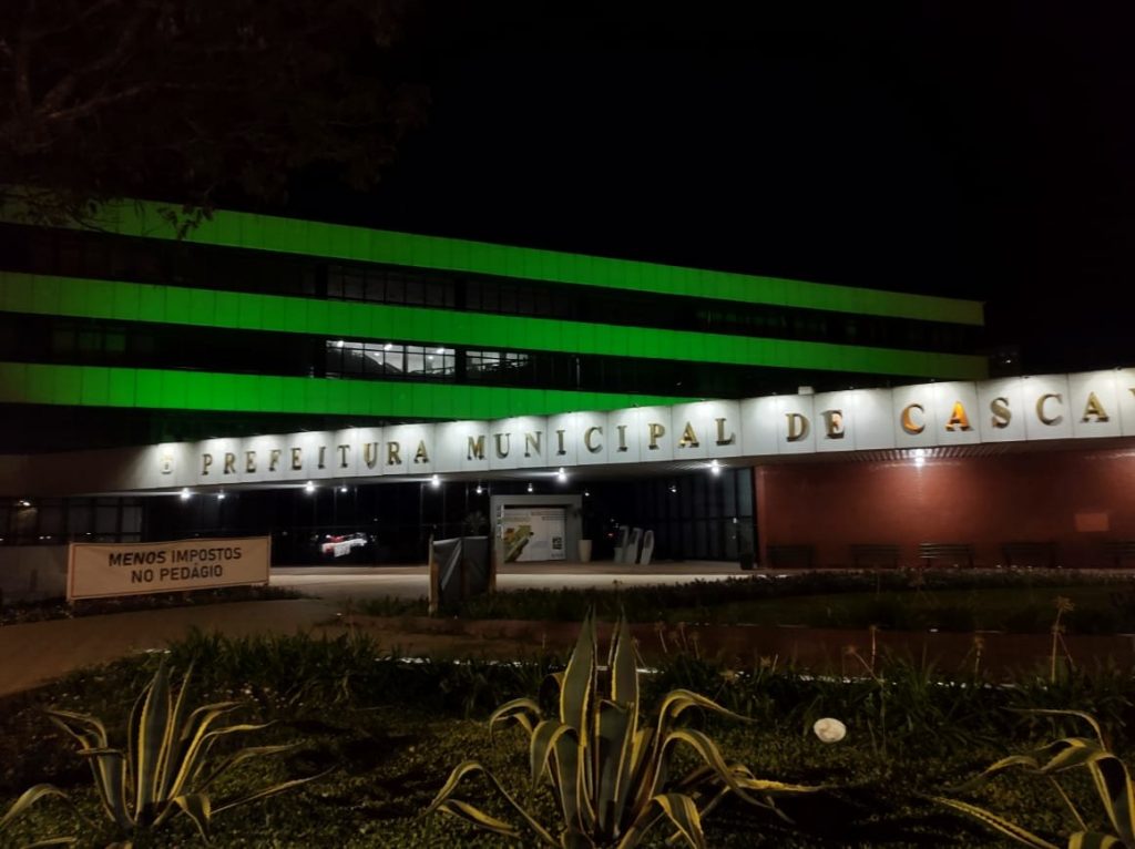 Durante esse mês, Prefeitura está com iluminação especial para conscientizar sobre a saúde do trabalhador brasileiro