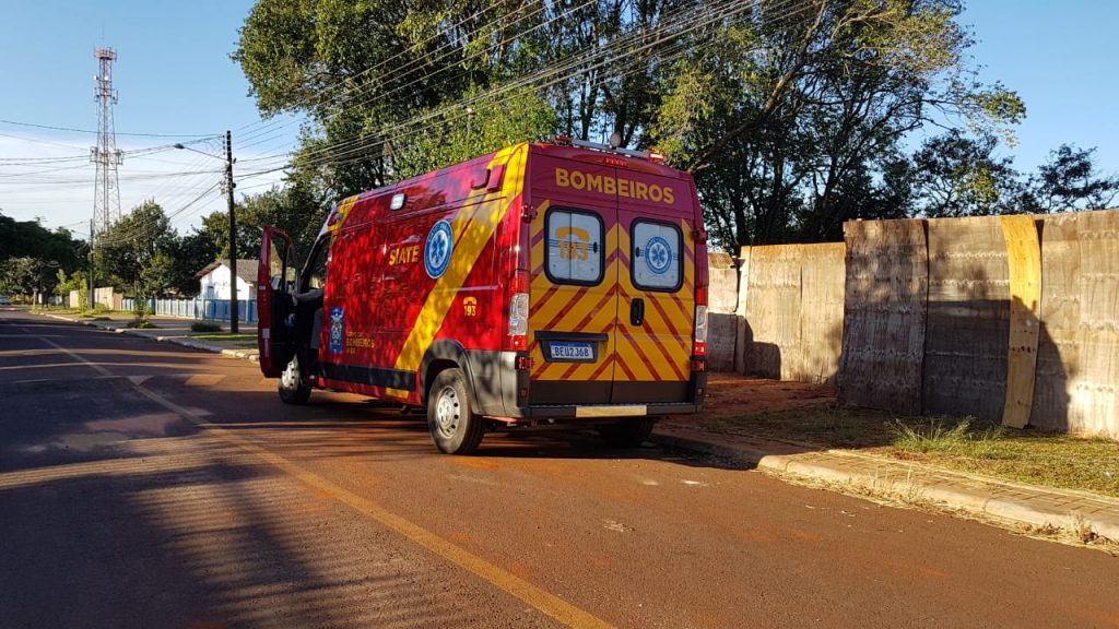 Homem sofre queda e é socorrido pelo Siate no Bairro Periolo