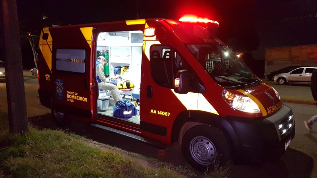 Carro e moto se envolvem em acidente de trânsito na Avenida Rocha Pombo
