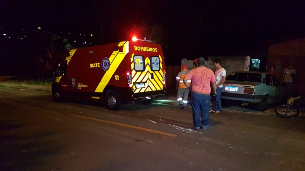 Ciclista bate em estrutura metálica e fica ferido no Bairro Santo Onofre