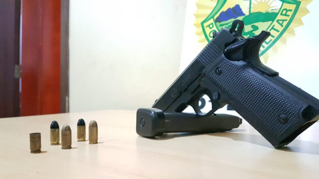 Após denúncia de disparo, homem é detido pela PM com pistola calibre 380 na Rua Rafael Picoli, no Country
