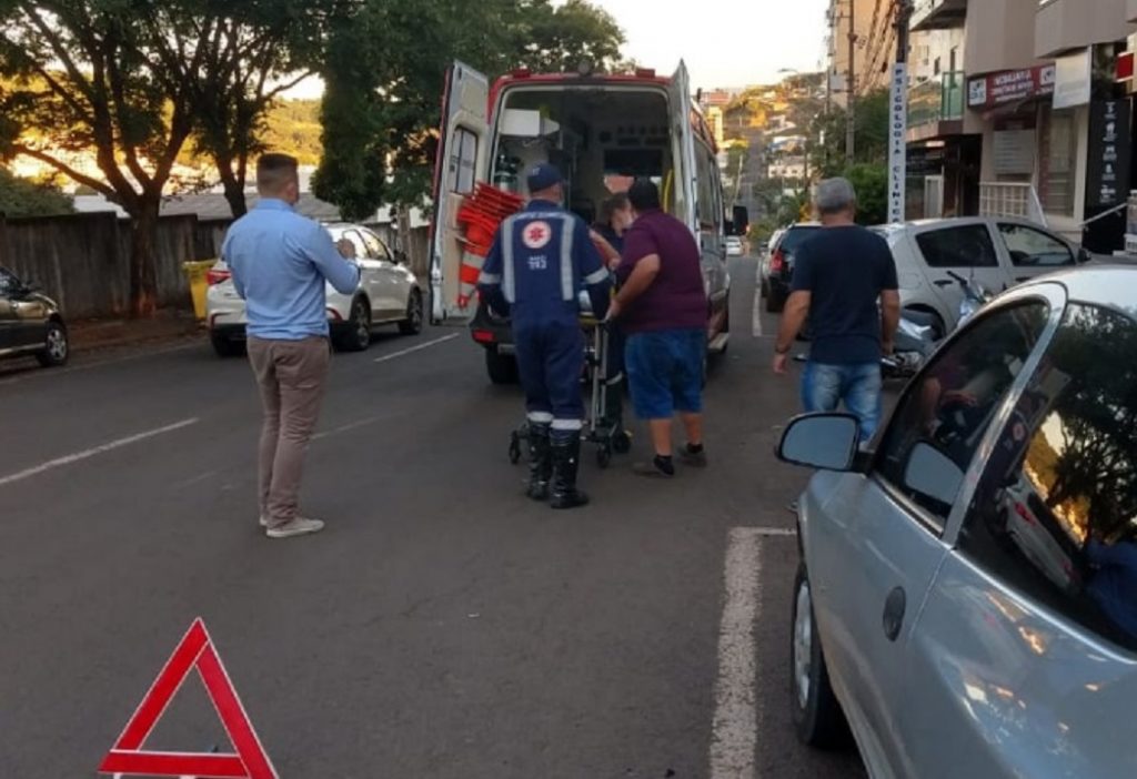 Casal fica ferido após carro atingir motocicleta no centro de Francisco Beltrão