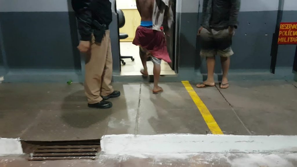 Polícia militar detém 4 indivíduos após briga, em Santa Tereza