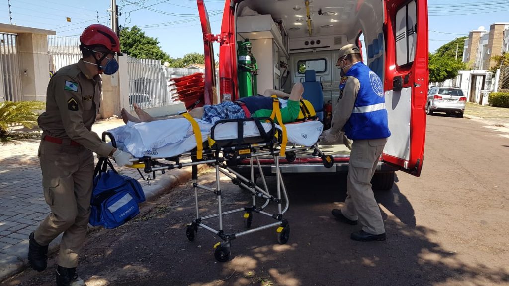 Homem tem suspeita de fratura no pé ao cair de escada em imóvel no Bairro Neva; Siate prestou atendimentos