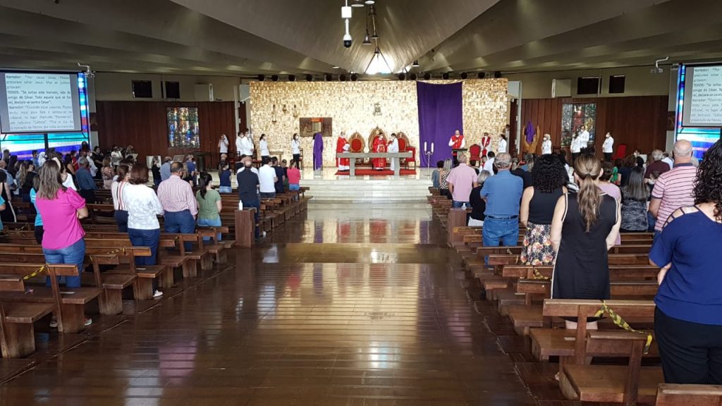 Fiéis acompanham celebrações sobre Paixão de Cristo na Catedral Nossa Senhora Aparecida