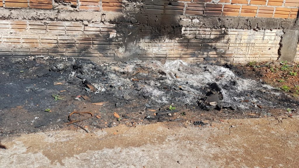 Banco de veículo pega fogo e Bombeiros são chamados até a marginal da PRc-467, no São Cristóvão
