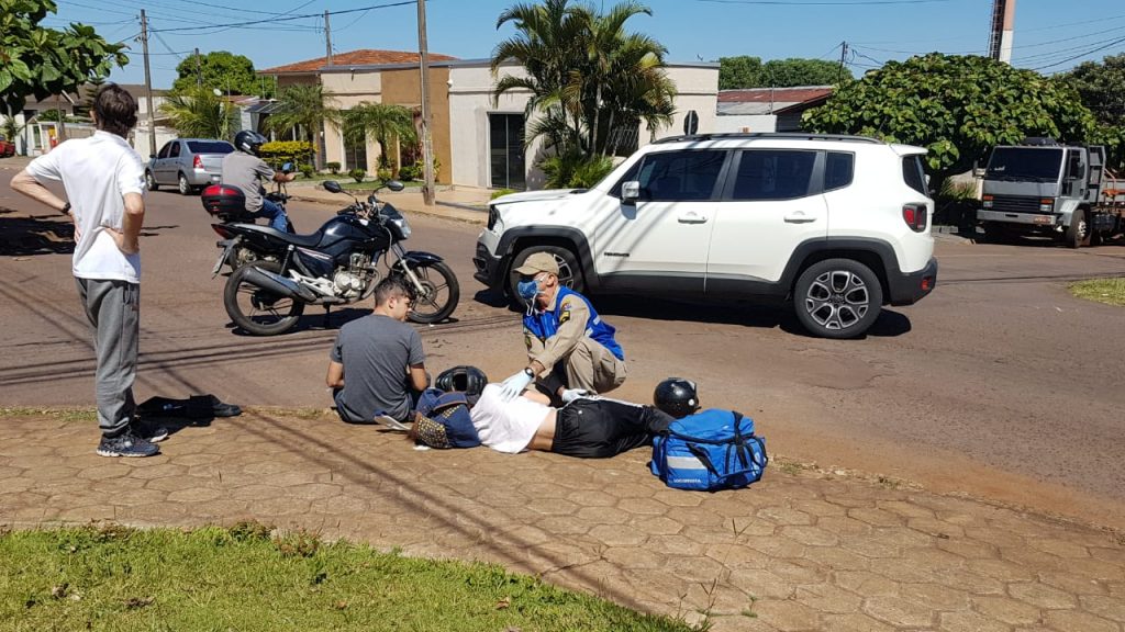 Duas pessoas ficam feridas em acidente entre motocicleta e Jeep no Bairro Neva