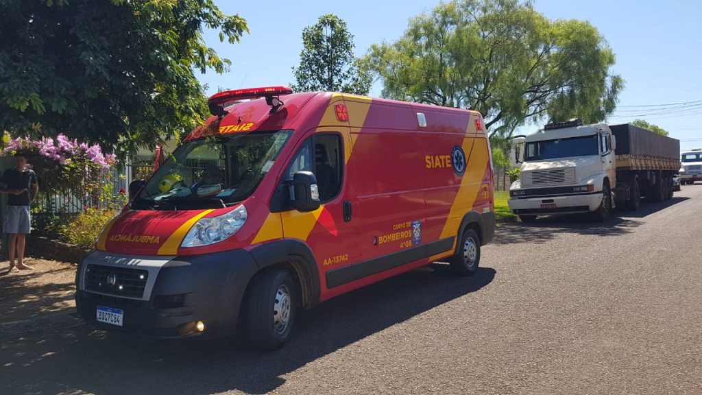 Idosa é socorrida pelo Siate após sofrer queda em residência no Bairro Pioneiros Catarinenses