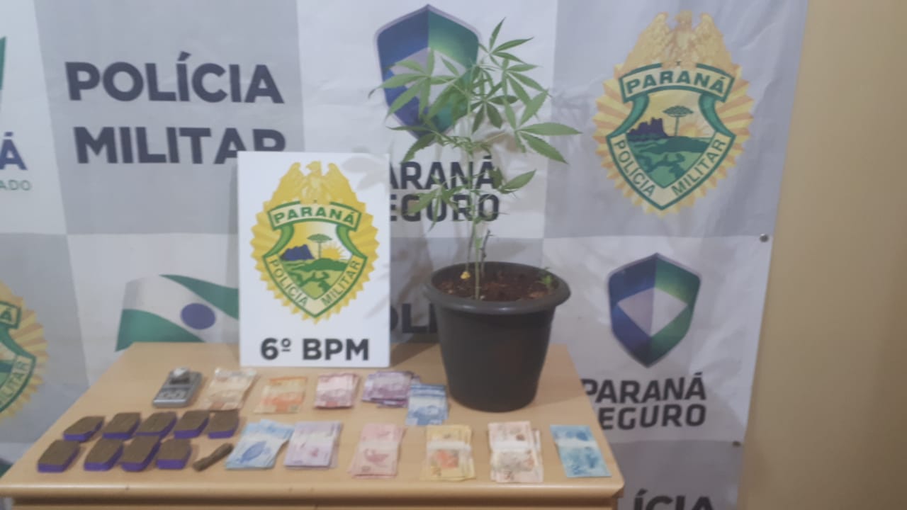 Homem e dois adolescentes são levados para a delegacia após apreensão de drogas no Interlagos Imagem referente a Homem e dois adolescentes são levados para a delegacia após apreensão de drogas no Interlagos
