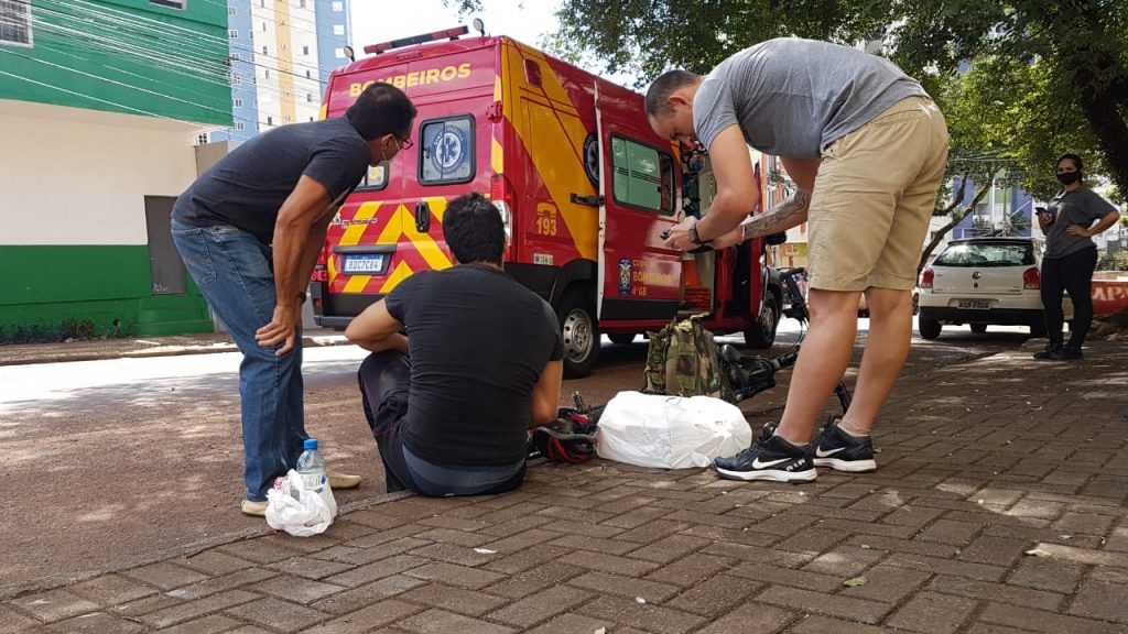 Rapaz de 24 anos cai de bicicleta e fica ferido na Rua Salgado Filho Rapaz de 24 anos cai de bicicleta e fica ferido na Rua Salgado Filho
