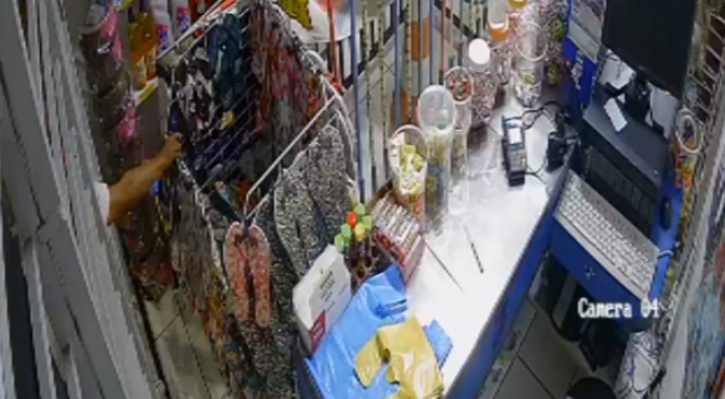 Ladrão arromba empresa na Avenida Carlos Gomes e furta diversos pares de chinelo; Veja o vídeo