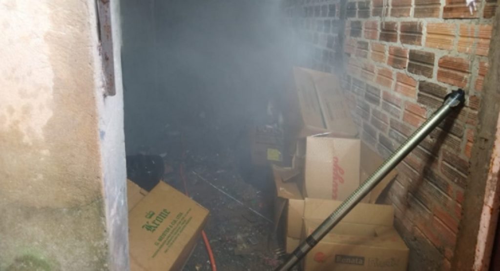 Bombeiros atendem princípio de incêndio em porão de casa