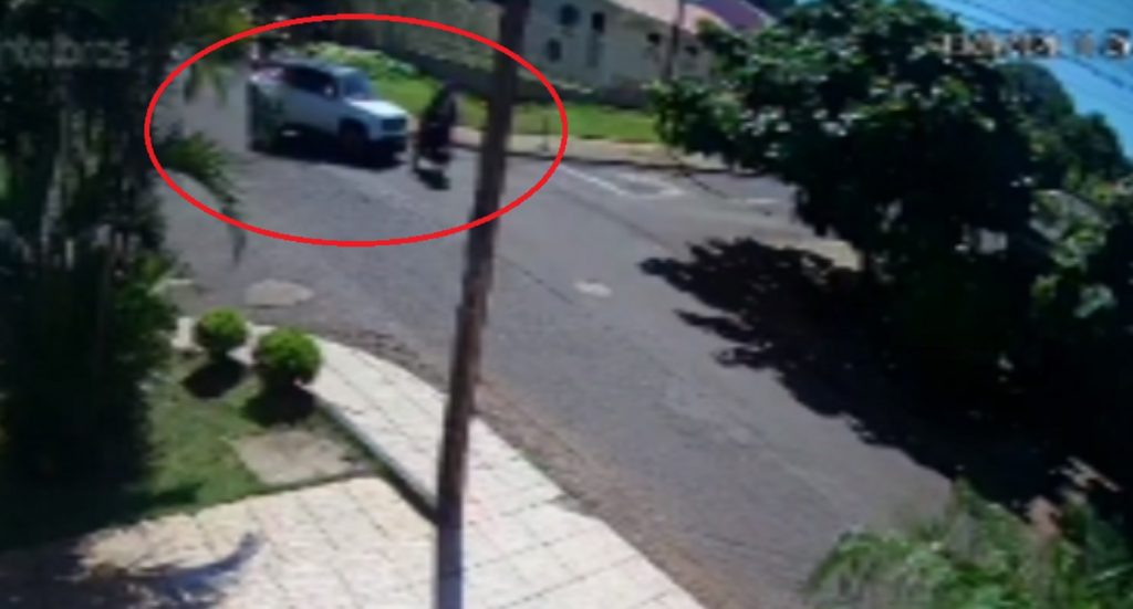 Vídeo mostra acidente entre moto e Jeep no Bairro Neva