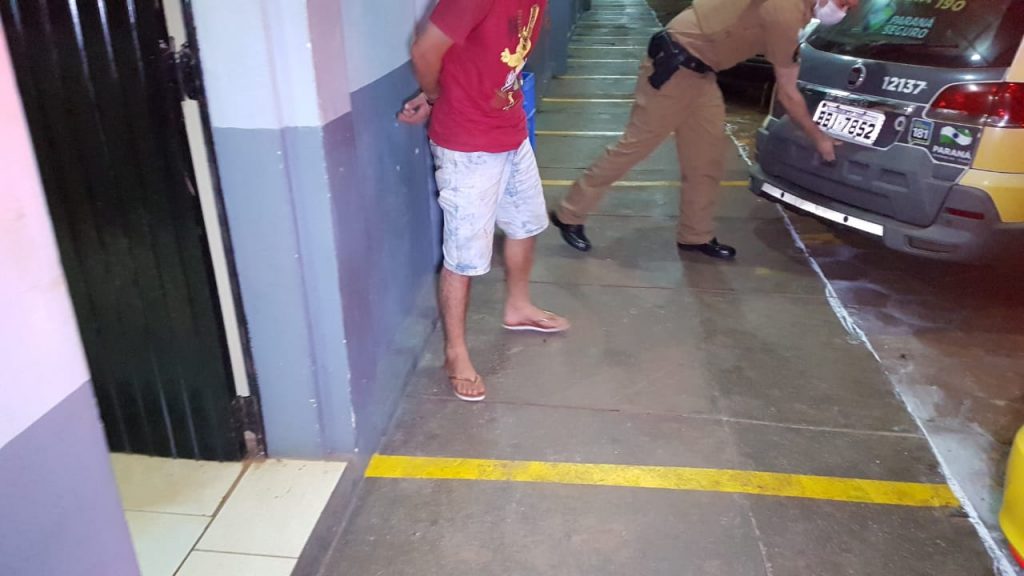 Jovem é preso por desacato, resistência e dano em viatura da Polícia Militar