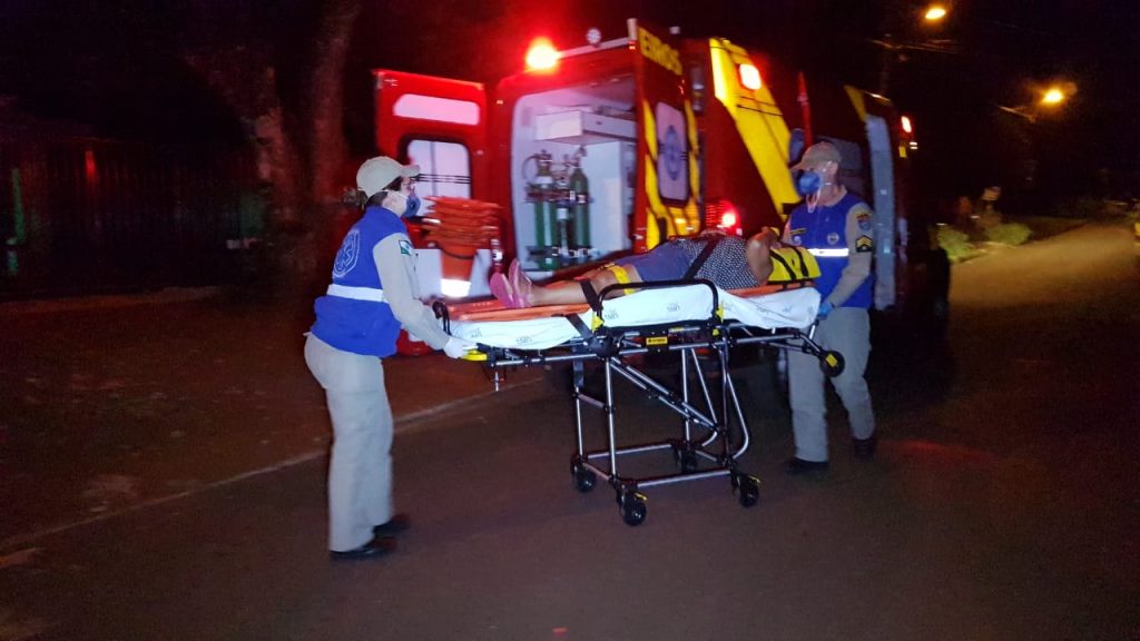 Mulher fica ferida ao sofrer queda em casa, na Rua Inglaterra