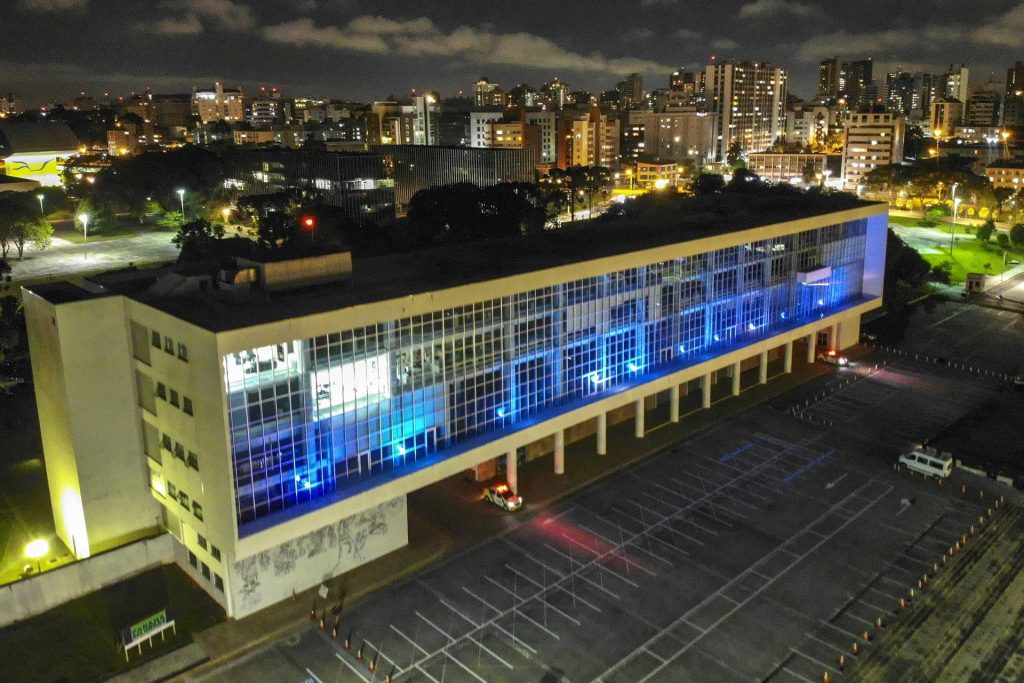 Prédios públicos ganham iluminação azul para conscientizar sobre autismo
