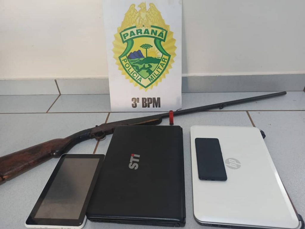 PM apreende arma de fogo e recupera eletrônicos furtados, em Clevelândia