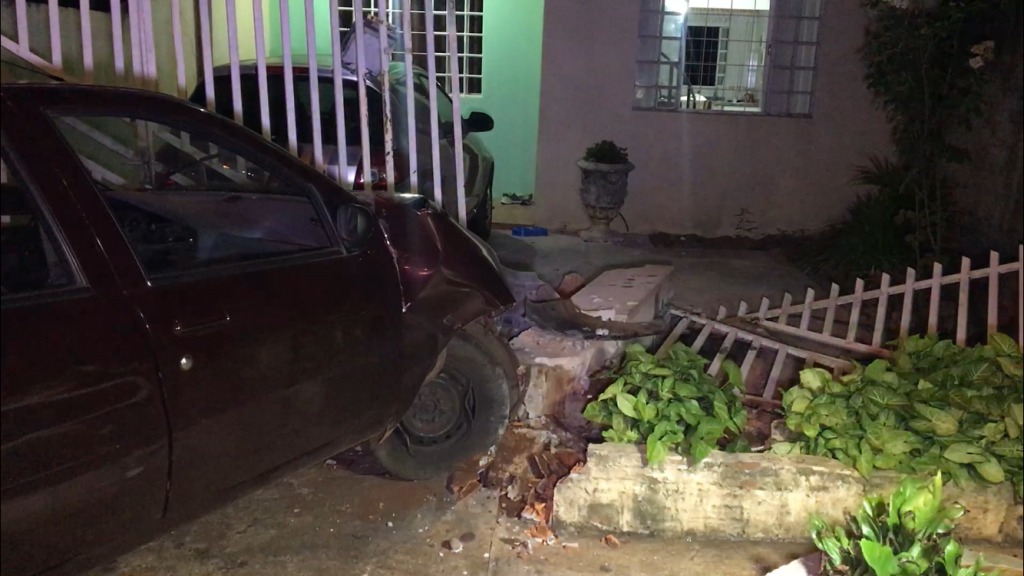 Homem é preso por embriaguez após colidir contra o muro de uma casa no Bairro Parque Verde