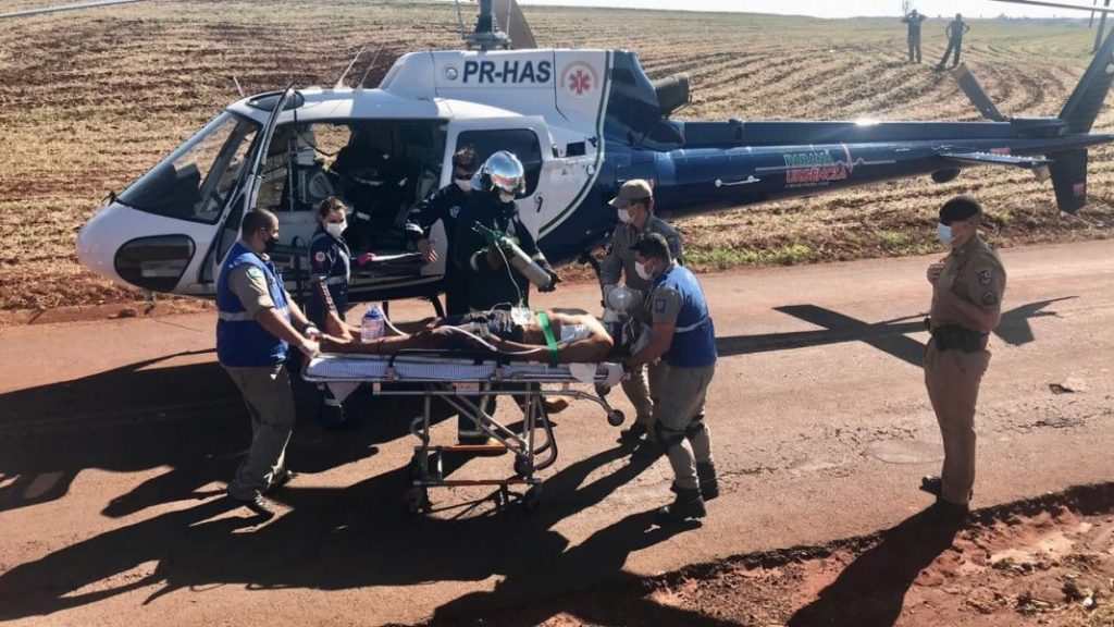 Capotamento deixa homem gravemente ferido na Estrada da Prata, em Cambé