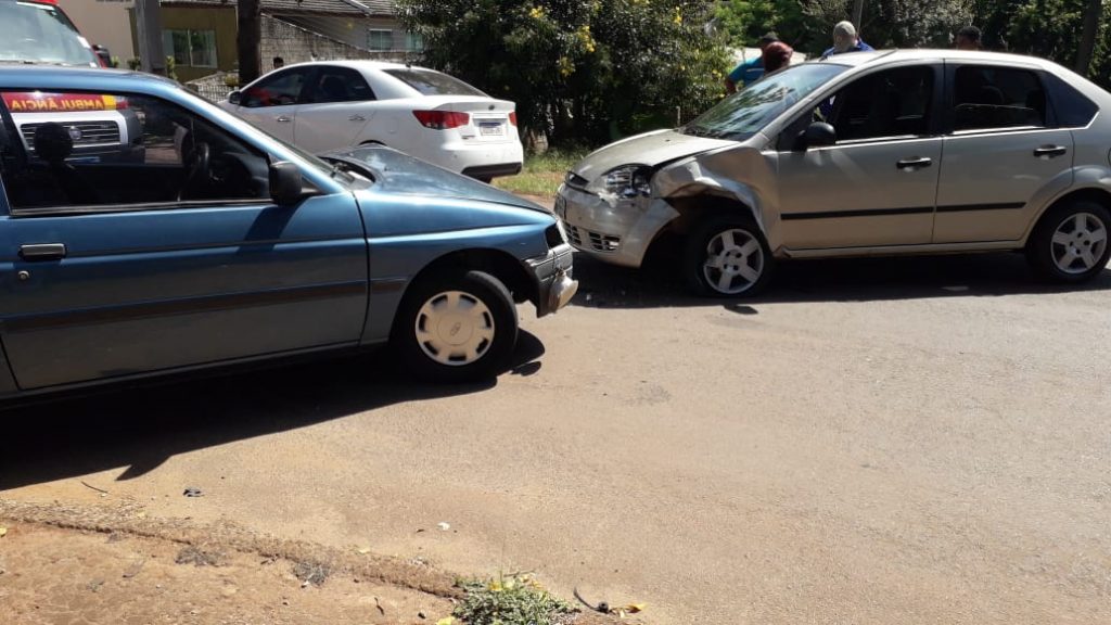 Siate atende adolescente ferida em colisão entre dois carros na Rua Carlos de Carvalho, no Parque São Paulo