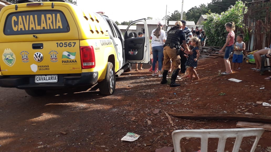 Equipe da Cavalaria da Polícia Militar faz a alegria da criançada nesta Páscoa Imagem referente a Equipe da Cavalaria da Polícia Militar faz a alegria da criançada nesta Páscoa