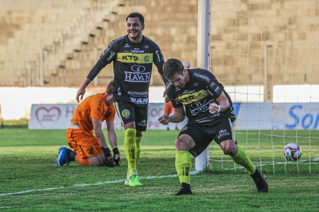 FC Cascavel vira contra Athletico nos acréscimos e segue invicto no Paranaense 2021