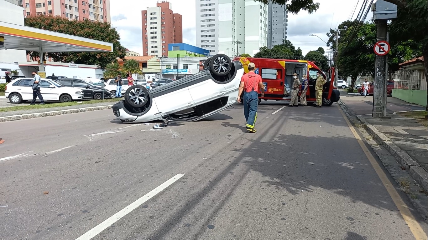 Após colisão com Fiat Doblò, T-Cross capota na via rápida entre os Bairros Capão Raso e Pinheirinho Imagem referente a Após colisão com Fiat Doblò, T-Cross capota na via rápida entre os Bairros Capão Raso e Pinheirinho