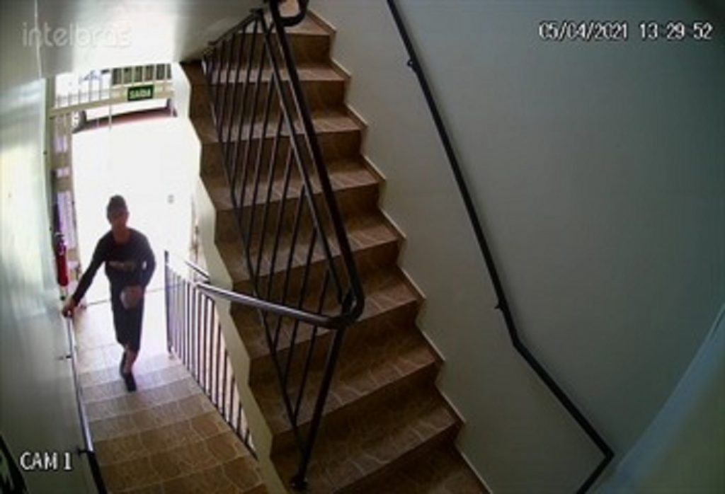 Câmera registra ação de criminoso em estabelecimento no Centro de Cascavel