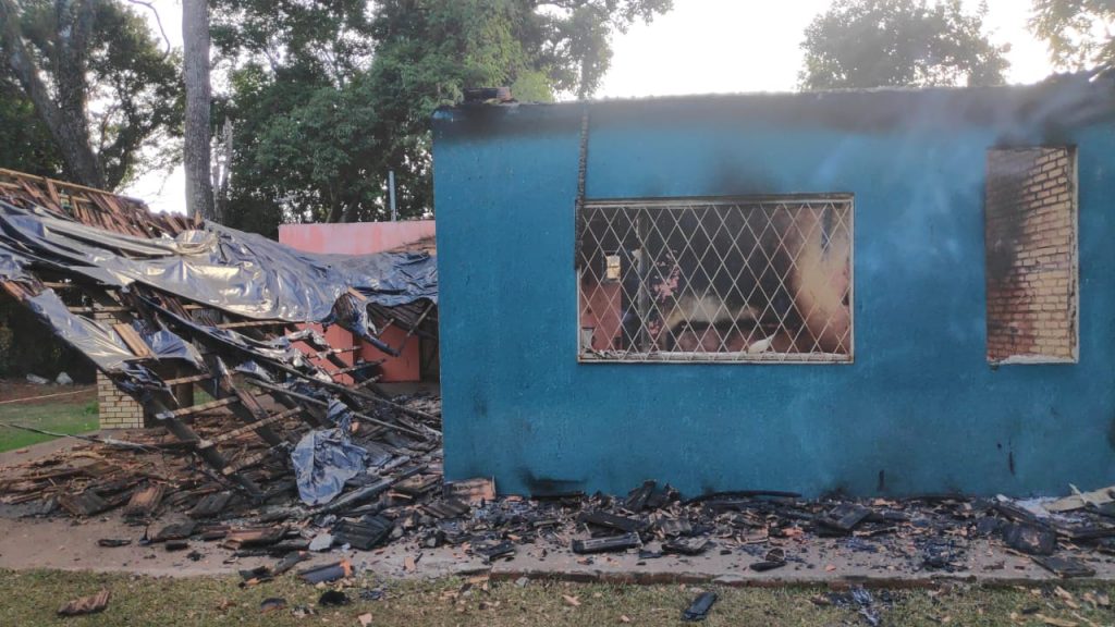 Patrulha Rural presta apoio em ocorrência de incêndio em residência com indícios de crime, na PR-180