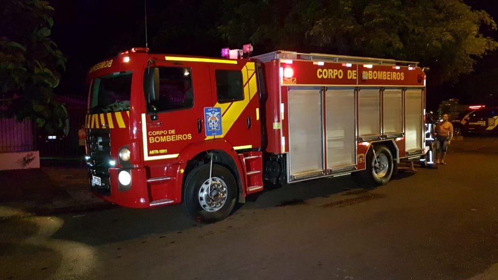 Panela pega fogo em apartamento no 4º andar de prédio no Santa Cruz e Bombeiros são mobilizados
