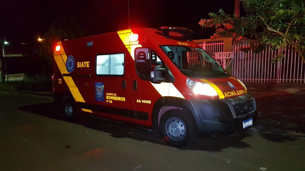 Coletor de recicláveis é atropelado por carro na Rua Vitória, no Bairro Ciro Nardi