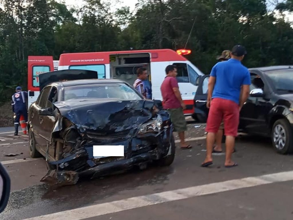 Acidente deixa duas pessoas feridas no trevo de acesso à Mangueirinha