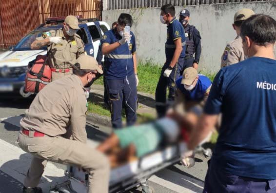 Homem é socorrido em estado grave após ser esfaqueado por três indivíduos