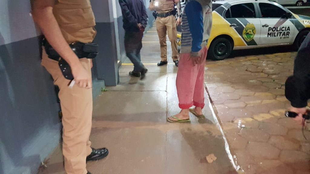 Dois indivíduos são detidos pela Polícia Militar por furto de fios de estabelecimentos comerciais, no Centro