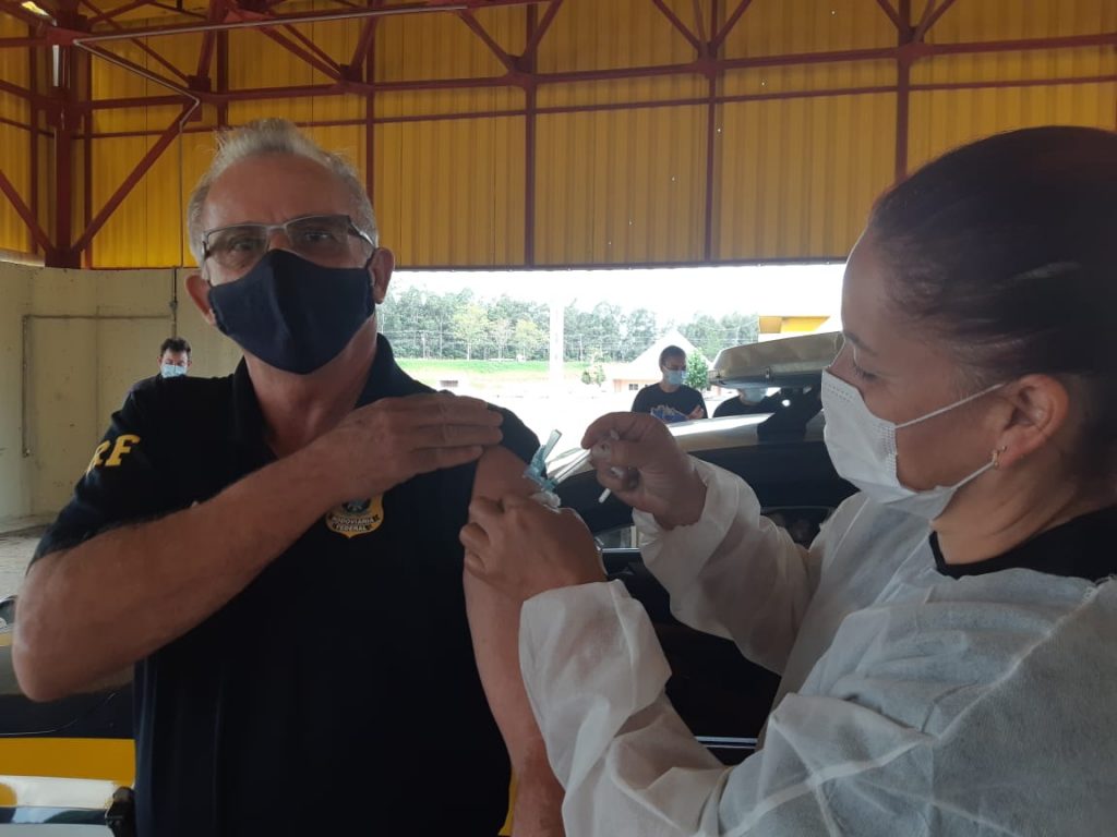 PRF inicia a vacinação de policiais no Paraná