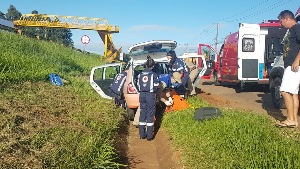 Mulher perde o controle da direção e carro cai em canaleta na marginal da BR-277, no Bairro Guarujá