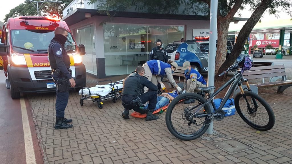 Ciclista colide contra poste no canteiro da Avenida Brasil, no Centro; Siate foi mobilizado