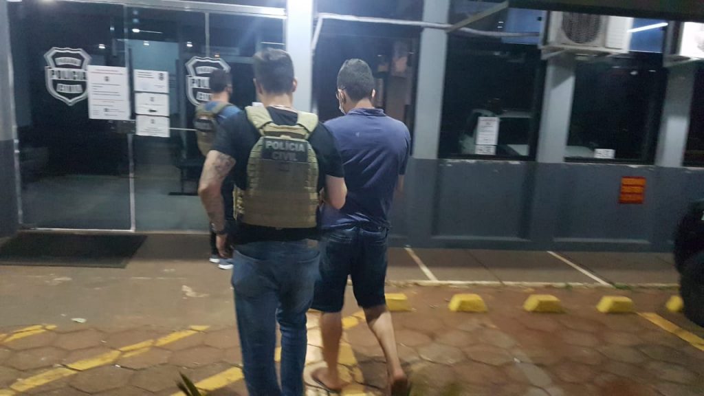 Caminhoneiro que transportava cocaína e foi preso pela Denarc e RF é levado à 15ª SDP