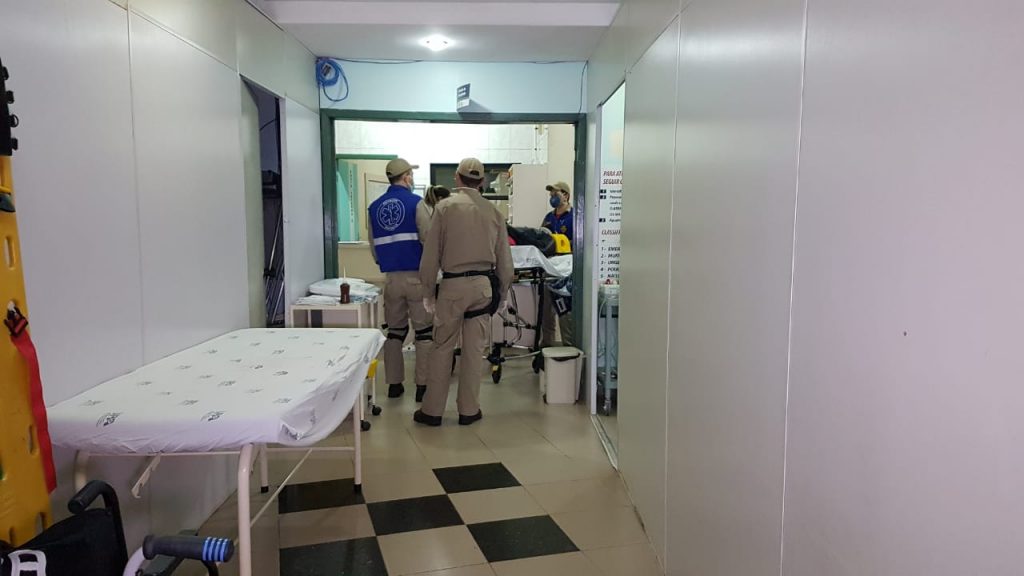Homem cai de moto, é socorrido pelo Siate e levado à UPA Tancredo Neves
