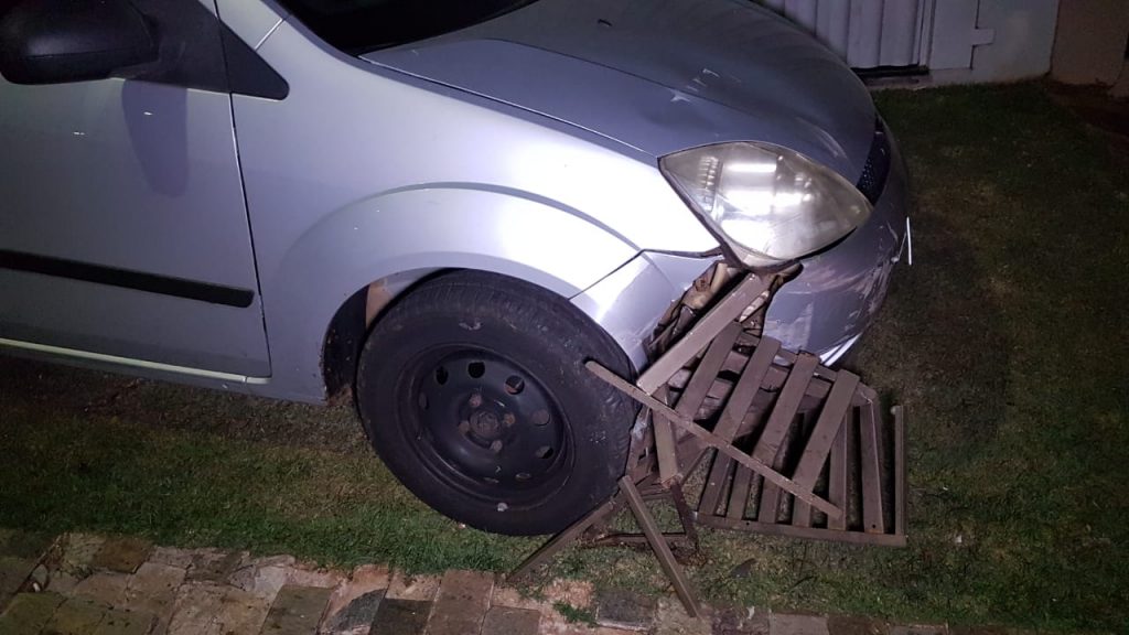 Após colisão contra Strada, Fiesta sobe na calçada e derruba lixeira, no Centro