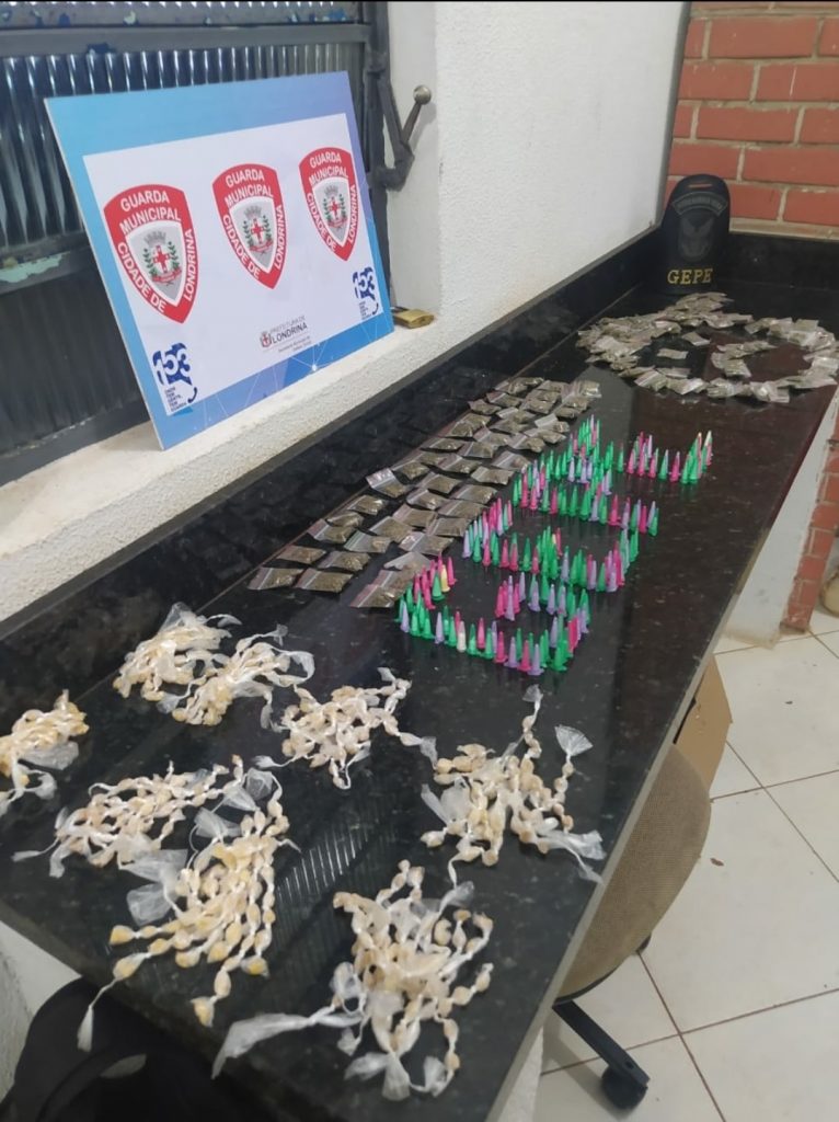 Ao fugir da GM de Londrina, suspeito dispensa sacola com 120 porções de maconha, 200 pinos de cocaína e 500 pedras de crack