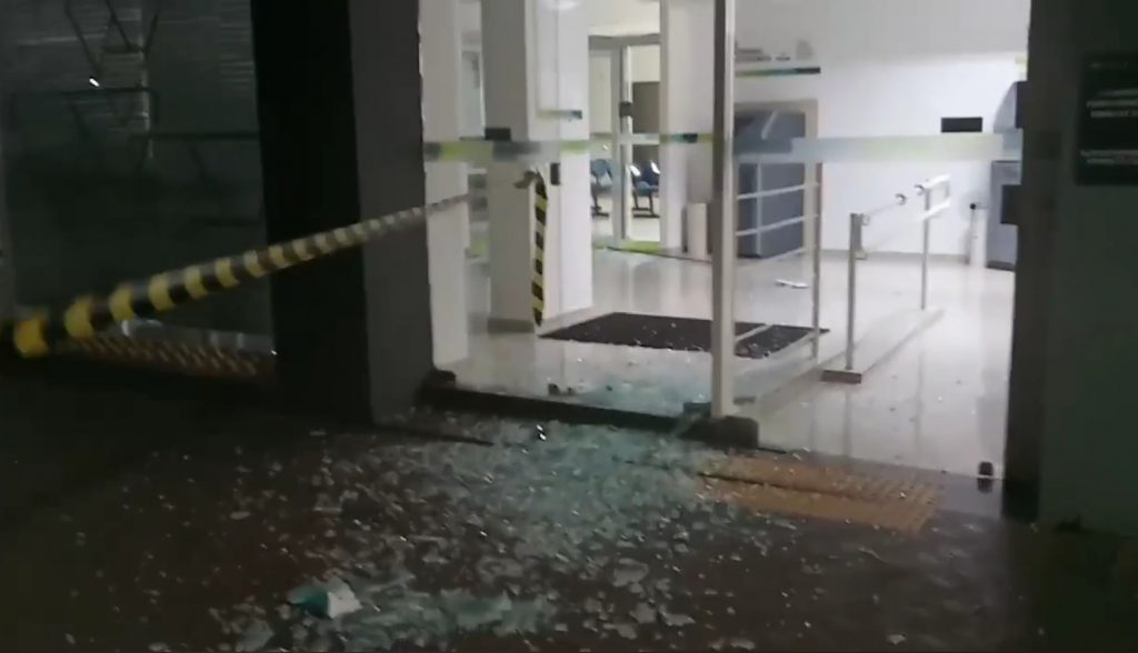 Quadrilha estoura caixas eletrônicos de várias agências bancárias em Cambará