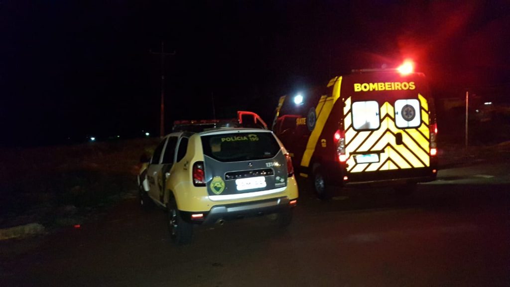 Motociclista perde controle em curva, cai e sofre contusões, no Bairro Riviera